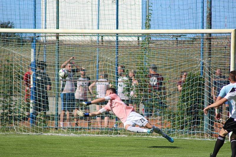 Z fotbalového utkání divize C Kolín - Poříčany