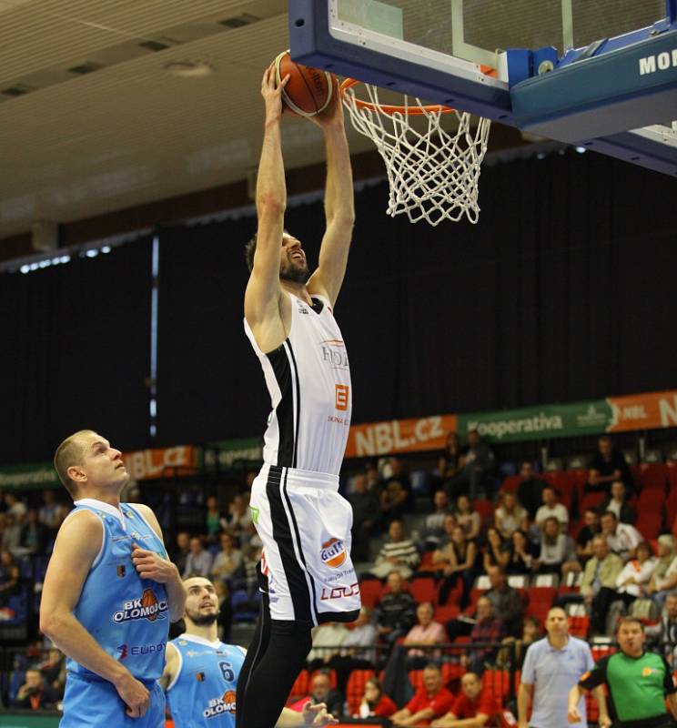 Z basketbalového utkání NBL Nymburk - Olomoucko (124:62)