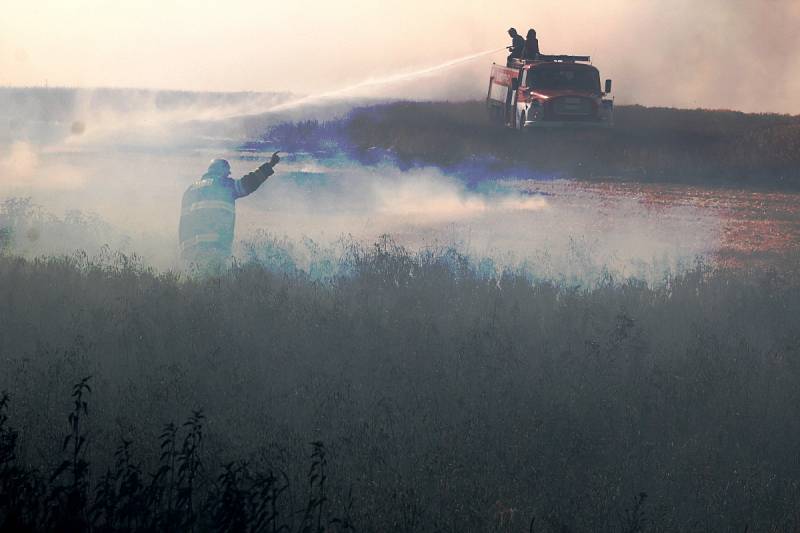 Požár pole s obilím byl vidět až patnáct kilometrů daleko.