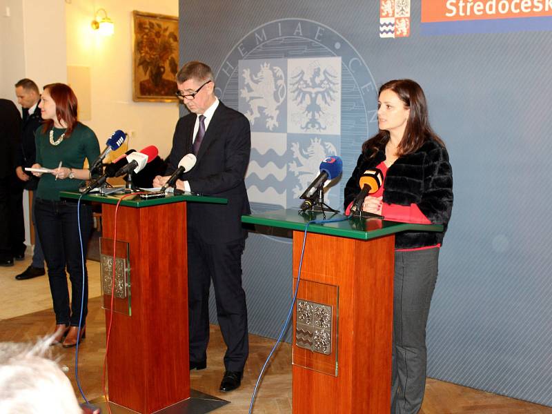 Premiér v demisi Andrej Babiš a středočeská hejtmanka Jaroslava Pokorná Jermanová na tiskové konferenci v Poděbradech.