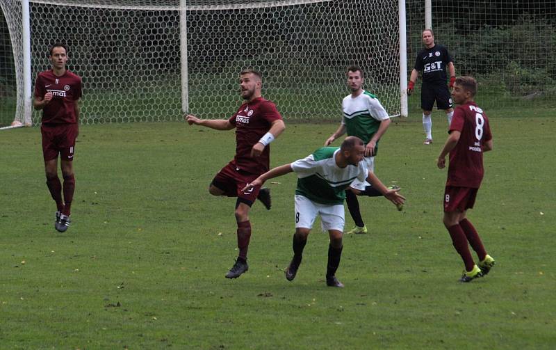 Jan Sirový (v souboji v červeném) dal ve dvaatřiceti letech sbohem fotbalové kariéře. Během ní nakoukl i do šatny Bohemians 1905.