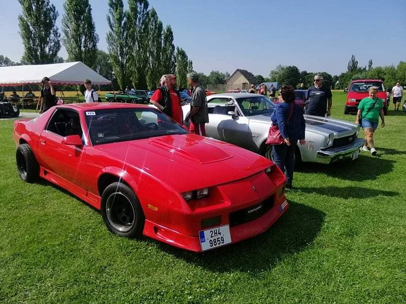 Dobročinný sraz vozidel a motorek pomohl k výtěžku pro děti s poruchou.