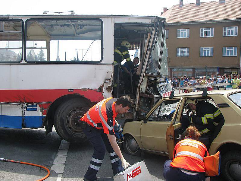 Ukázka vyprošťování v podání hasičů na sadském náměstí