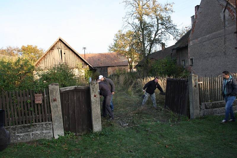 Detektivové se vrátili do stodoly smrti