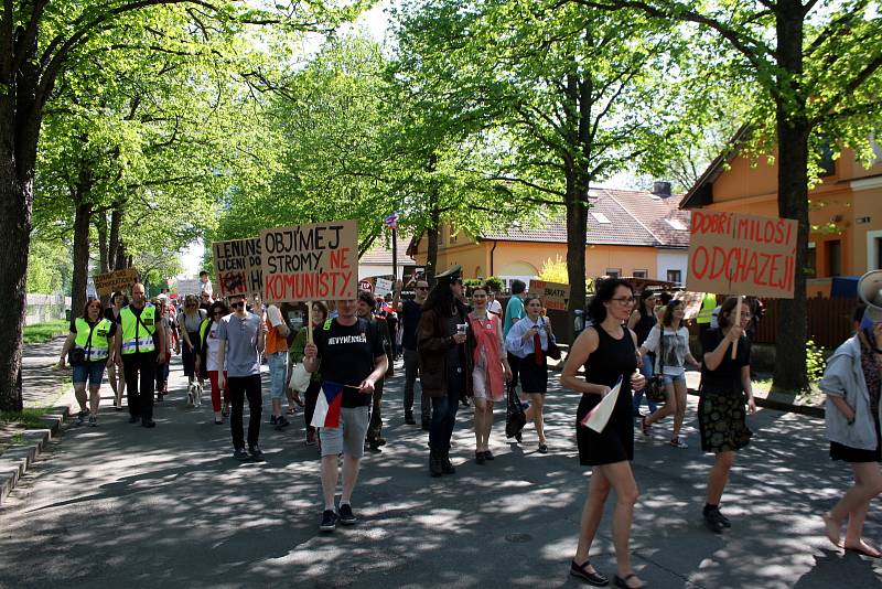 Protesty v Nymburce při jednání sjezdu komunistů a maškarní průvod.