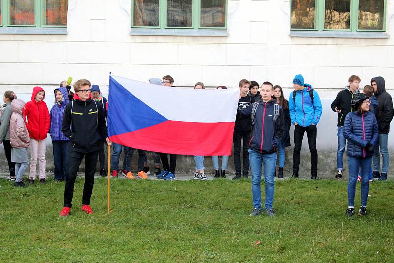 U Gymnázia Bohumila Hrabala roste od pondělí 22. října Lípa republiky.