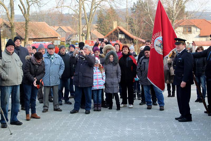 Na slavnostní otevření dorazili hasiči z blízkého i vzdáleného okolí, a také řada místních.