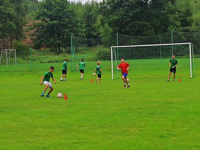 Na šedesát dětí se zúčastnilo fotbalového kempu Polabanu Nymburk