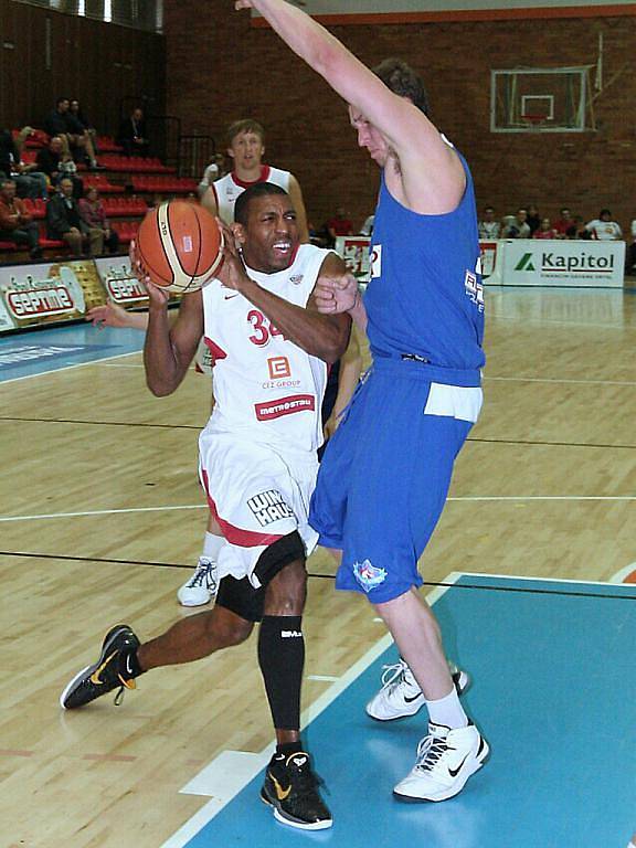 Z basketbalového utkání play off Mattoni NBL Nymburk - USK Praha (82:58)