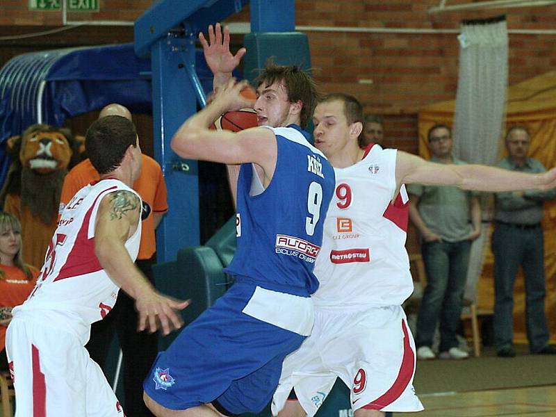 Z basketbalového utkání play off Mattoni NBL Nymburk - USK Praha (82:58)