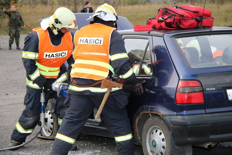 Na branném dnu v bývalém vojenském prostoru u Milovic se představili policisté, hasiči i záchranka. 