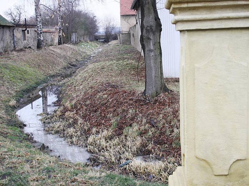 Kterou obec na Nymbursku je zachycena na snímcích?