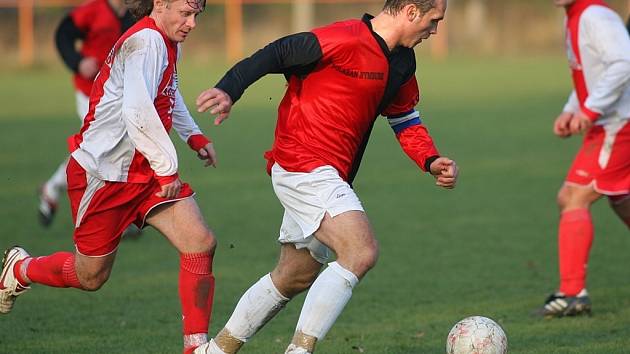 Z fotbalového okresního derby I.B třídy Ostrá - Polaban Nymburk B (4:1)