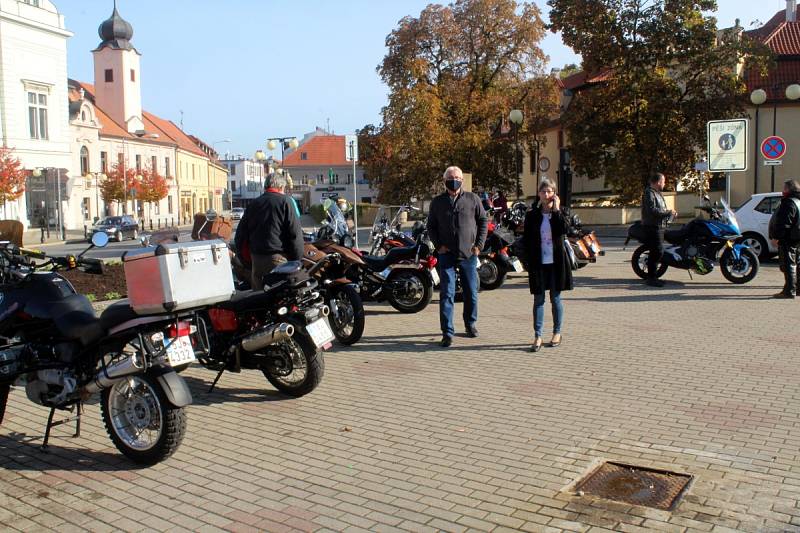 Na poděbradském náměstí měli zastávku motorkáři.