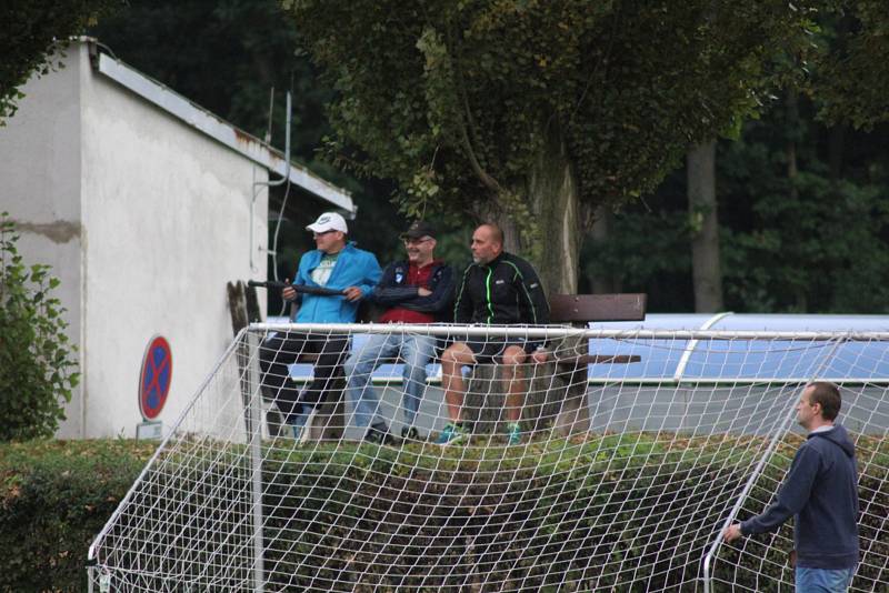 OBRAT. Rezerva poděbradské Bohemie (v bílém) prohrávala dvakrát o dvě branky, nakonec Opočnici porazila 4:3.