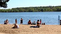 Poděbradské Jezero se letos poprvé alespoň částečně zaplnilo návštěvníky.