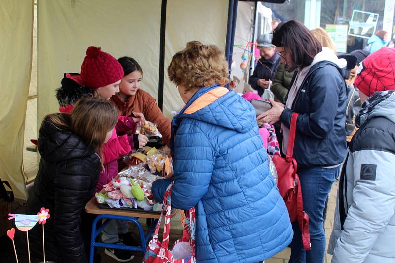 I letos sídlištní velikonoční jarmark před Základní školou Letců R.A.F. přilákal zájemce nejen ze sídliště.