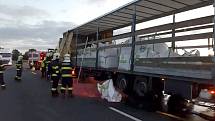 Doutnající kamion s obilím způsobil ve středu ráno kolony na hlavním tahu na Kolín.