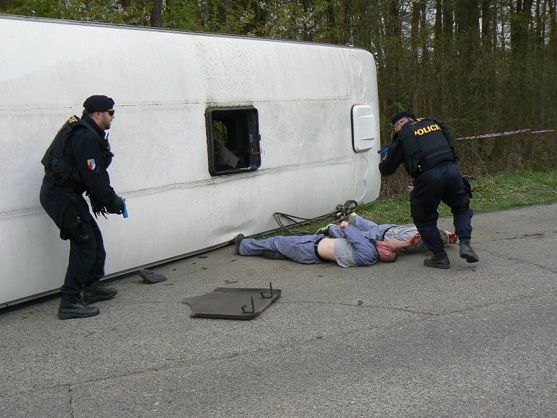 Cvičení simulující nehodu autobusu převážejícího vězně