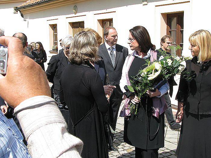 V poděbradském divadle Na Kovárně se konal ve středu v poledne pohřeb protikomunistického bojovníka Milana Paumera, třetího od Mašínů.