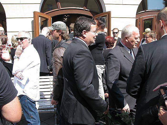 V poděbradském divadle Na Kovárně se konal ve středu v poledne pohřeb protikomunistického bojovníka Milana Paumera, třetího od Mašínů.