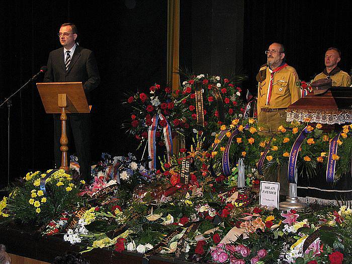 V poděbradském divadle Na Kovárně se konal ve středu v poledne pohřeb protikomunistického bojovníka Milana Paumera, třetího od Mašínů.