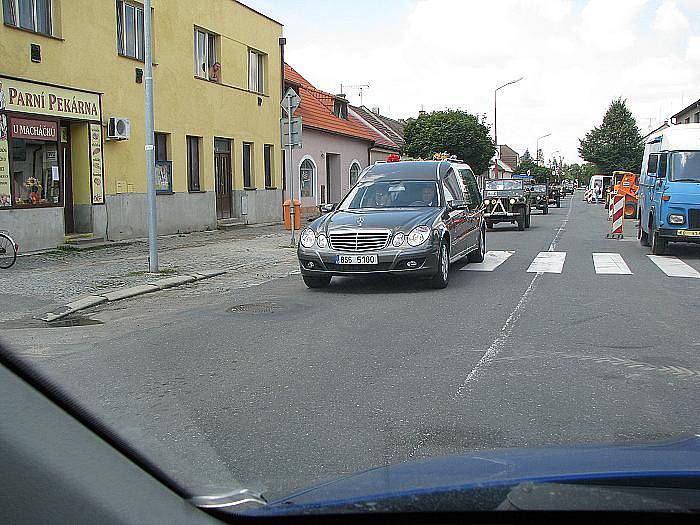 V poděbradském divadle Na Kovárně se konal ve středu v poledne pohřeb protikomunistického bojovníka Milana Paumera, třetího od Mašínů.