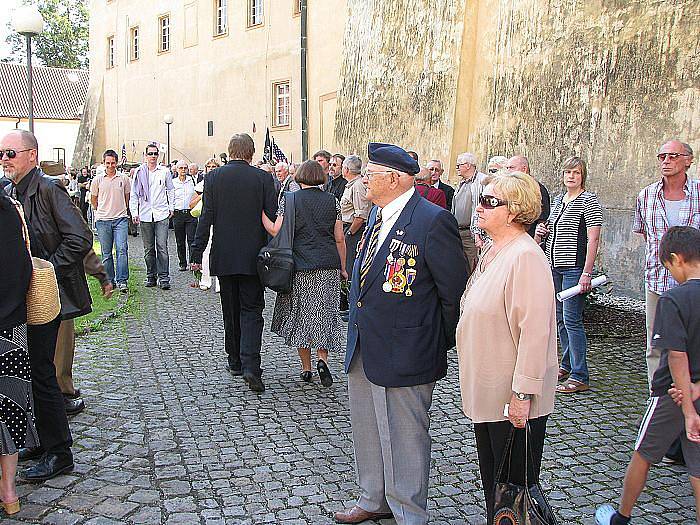 V poděbradském divadle Na Kovárně se konal ve středu v poledne pohřeb protikomunistického bojovníka Milana Paumera, třetího od Mašínů.