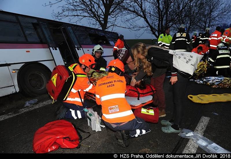 Vážná nehoda autobusu příměstské linky číslo 316 a osobního auta, k níž došlo čtyři hodiny po pátečním poledni na silnici II/240 u obce Horoměřice na Praze-západ.