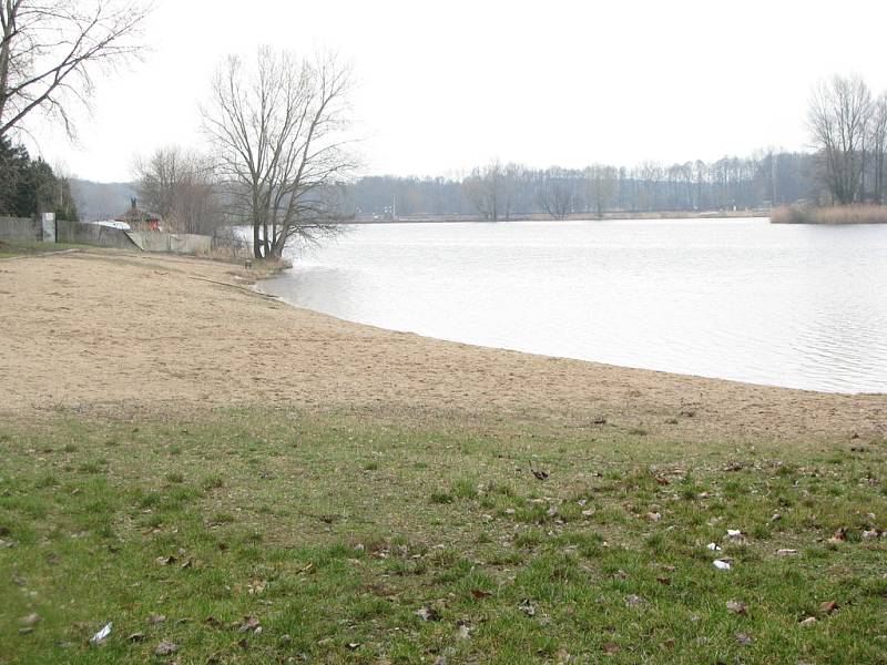 Vandalové zplanýrovali Jezero