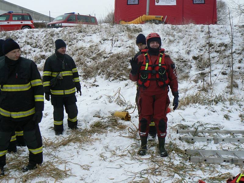 Hasiči nacvičovali vytažení tonoucí osoby nebo zvířete v Labi u Drahelic