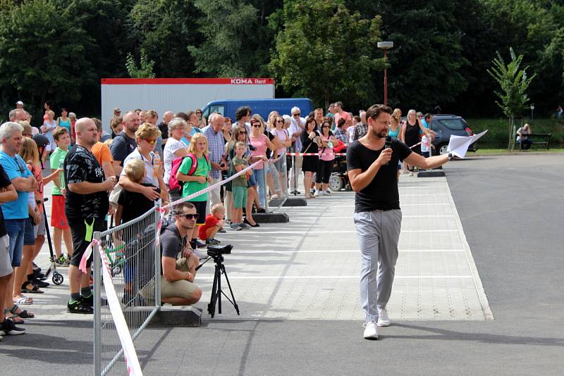 Ze slavnostního otevření sportovní haly v Poděbradech.