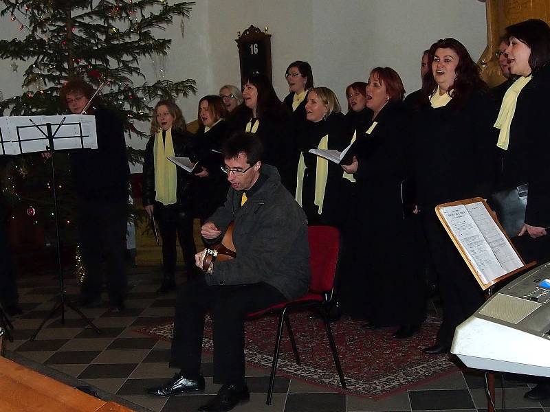 Vánoční koncert sledoval zaplněný kostel ve Velenicích.