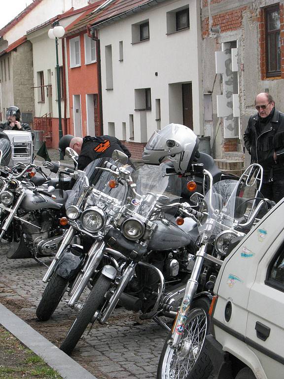 Motorkáři přivítali jaro u nymburské vodárny.