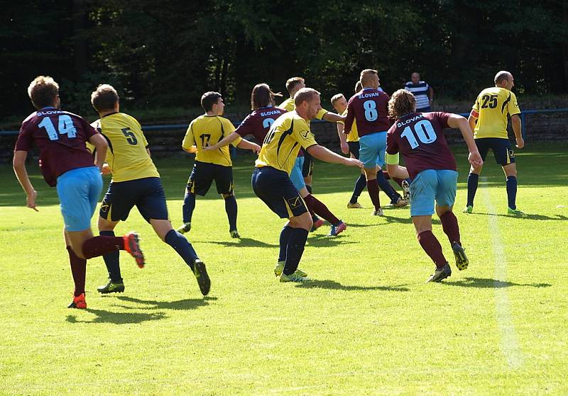 Z fotbalového utkání I.B třídy Slovan Poděbrady - Pátek (1:0)