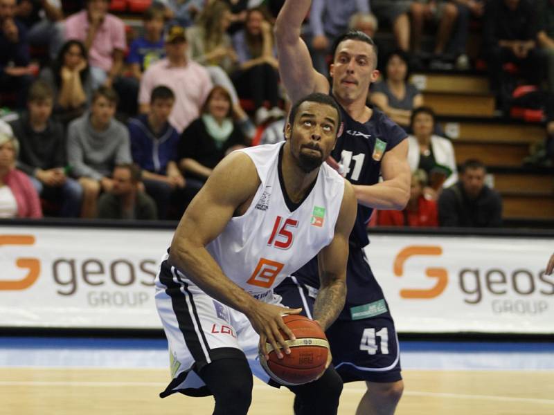 Z prvního finálového utkání basketbalové NBL Nymburk - Děčín (109:46)