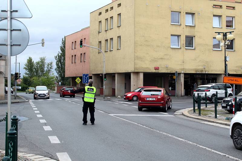 Odstranění utrženého plechu ze střechy radnice zkomplikovalo dopravu v centru Nymburka.