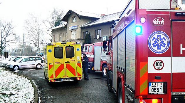 V sanitce žena bojovala o život, pak byla převezena do vinohradské nemocnice.