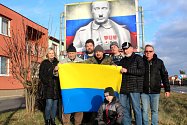 Několik aktivistů v Sadské protestovalo proti agresi Ruska na Ukrajině.
