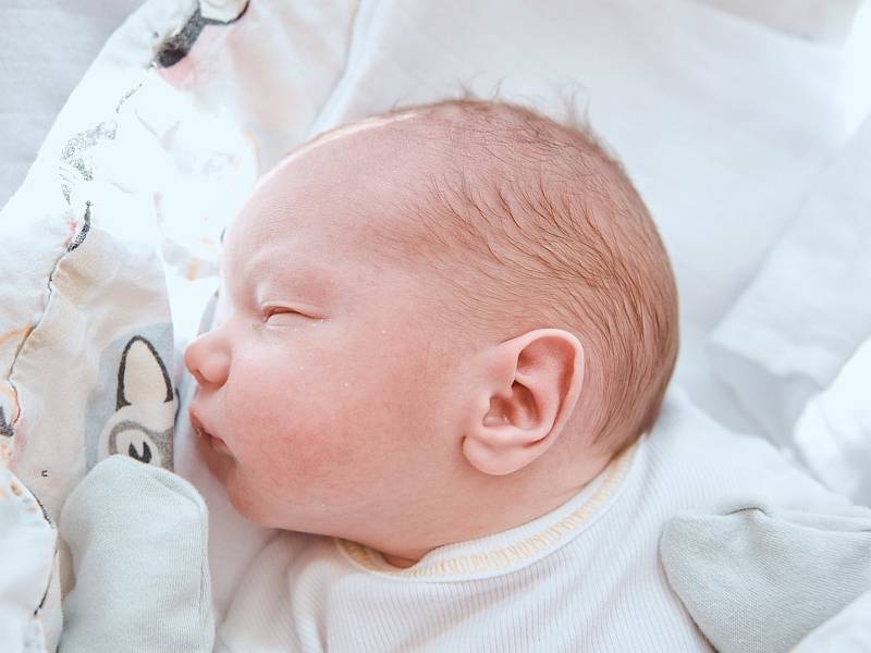 Matěj Brchel se narodil v nymburské porodnici 30. května 2022 v 11:32 hodin s váhou 3590 g a mírou 50 cm. Maminka Barbora, tatínek Jan a sestřička Laura (2,5 roku) se z chlapečka raduji v Chvalovicích.