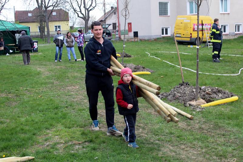 Ve Slovči sázeli lípy, které ponesou jména místních dětí.