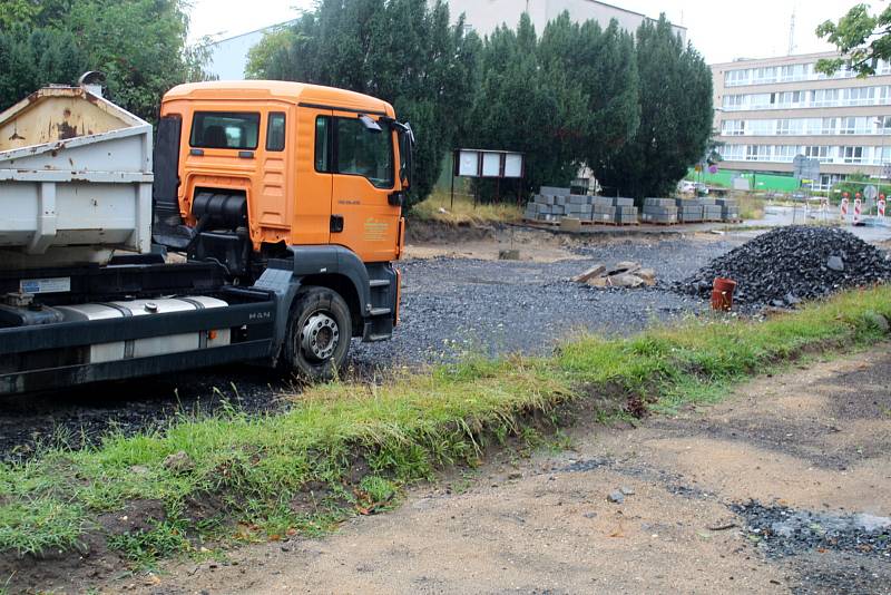 Stav na stavbě kruhových objezdů v pondělí 3. srpna půl hodiny po poledni.