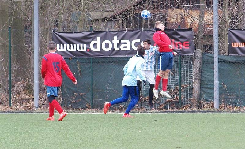 Zase nadělovali. Podruhé za sebou nastříleli fotbalisté Bohemie Poděbrady (v modrobílém) soupeři šest gólů, odnesl to Rychnov