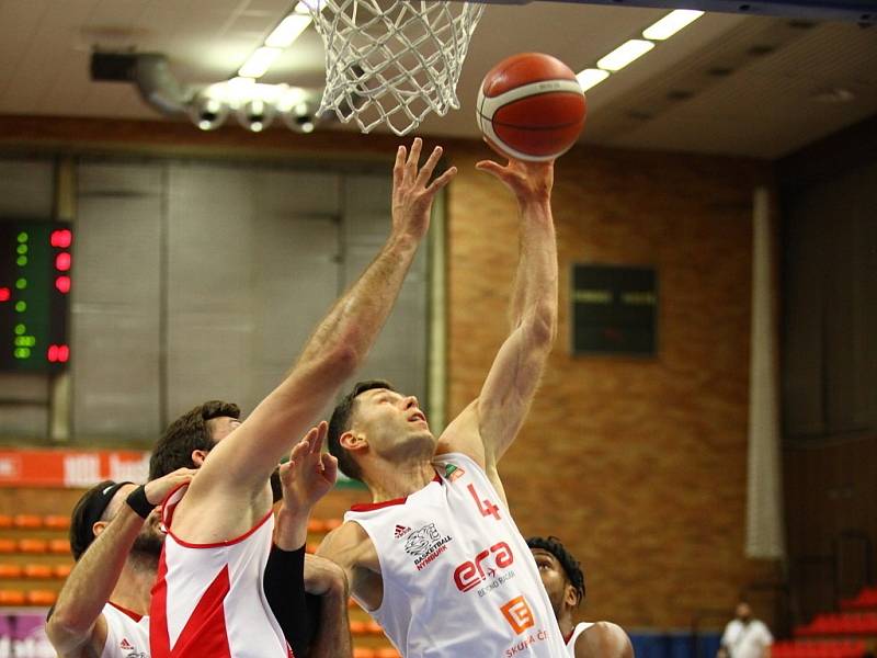 Z basketbalového utkání Kooperativa NBL Nymburk - Pardubice (99:78)