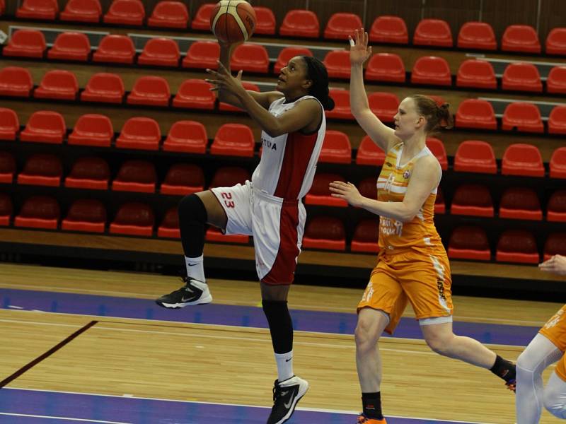 Z basketbalového utkání play off ŽBL Nymburk - VŠ Praha (90:78)