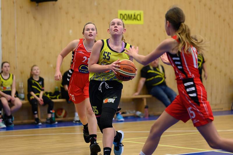 Z basketbalového utkání Středočeského přeboru starších minižákyň U13 Sadská - Mladá Boleslav (119:12)