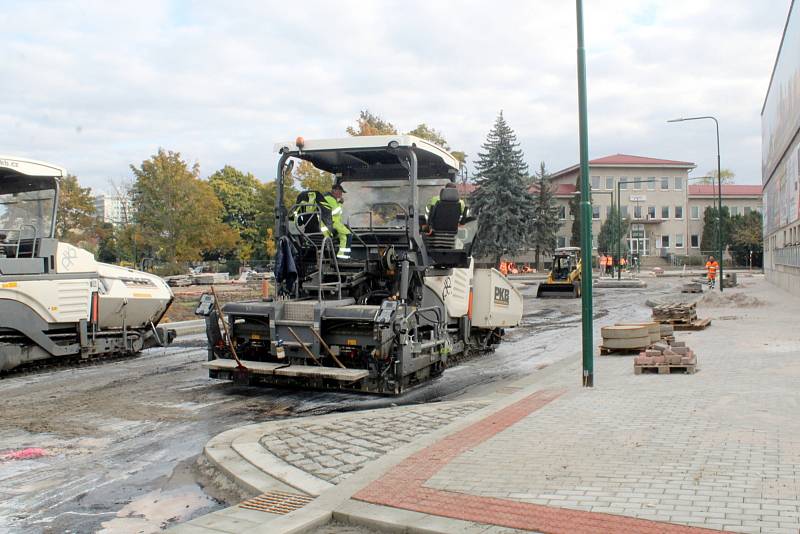 Ve čtvrtek byl položen betonový povrch, od pátečního rána už jsou jednotlivé části křižovatky s přilehlými úseky pokrývány vrstvou asfaltu.