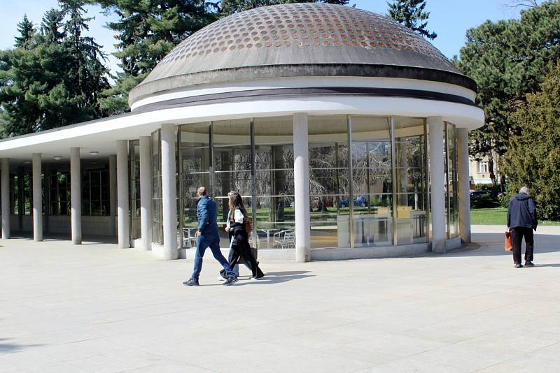 Lázeňský park na jaře. Brzy už po něm budou kroužit robotické sekačky.