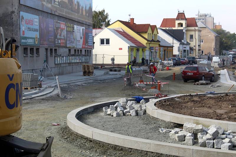 Na kruhovém objezdu v současné době probíhá především dláždění. A to jak jeho vnitřní části, tak přilehlých chodníků.