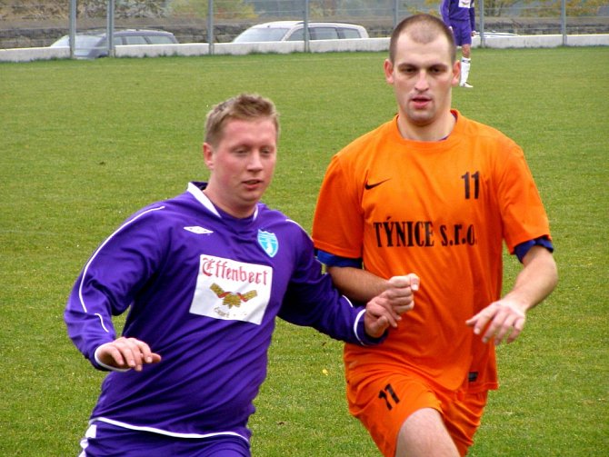 STŘELEC. Poříčanský útočník Petr Sedláček (vpravo) nastřílel v letošní sezoně už devatenáct gólů.     